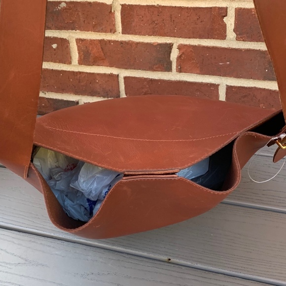 Madewell The Essential Bucket Tote - Picture 5 of 13
